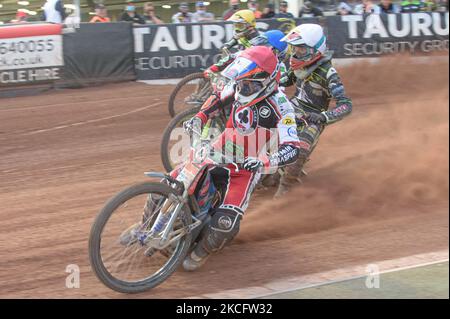 Steve Worrall (Rot) führt Drew Kemp (Weiß), Charles Wright (Blau) und Jake Allen (Gelb) während des SGB-Premiership-Spiels zwischen Belle Vue Aces und Ipswich Witches am 7.. Juni 2021 im National Speedway Stadium, Manchester, Großbritannien. (Foto von Ian Charles/MI News/NurPhoto) Stockfoto