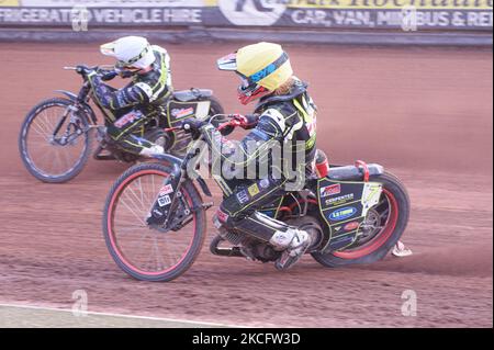 Drew Kemp (Gelb) in Jake Allen (Weiß) während des SGB Premiership-Spiels zwischen Belle Vue Aces und Ipswich Witches am 7.. Juni 2021 im National Speedway Stadium, Manchester, Großbritannien. (Foto von Ian Charles/MI News/NurPhoto) Stockfoto