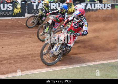 Steve Worrall (Rot) führt Drew Kemp (Weiß), Charles Wright (Blau) und Jake Allen (Gelb) während des SGB-Premiership-Spiels zwischen Belle Vue Aces und Ipswich Witches am 7.. Juni 2021 im National Speedway Stadium, Manchester, Großbritannien. (Foto von Ian Charles/MI News/NurPhoto) Stockfoto