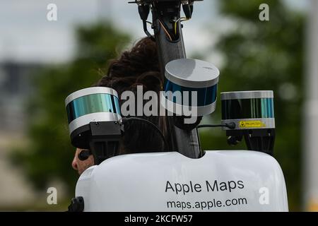 Ein Apple Mapper mit dem Apple Maps Rucksack in der Nähe des Red Cow Luas Stop in Dublin. Am Dienstag, den 8. Juni 2021, in Dublin, Irland. (Foto von Artur Widak/NurPhoto) Stockfoto