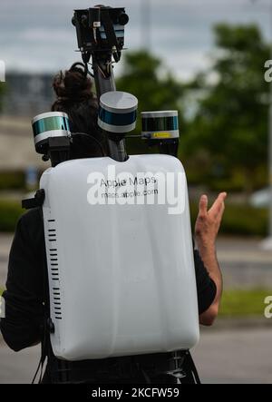 Ein Apple Mapper mit dem Apple Maps Rucksack in der Nähe des Red Cow Luas Stop in Dublin. Am Dienstag, den 8. Juni 2021, in Dublin, Irland. (Foto von Artur Widak/NurPhoto) Stockfoto