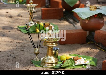 Am Morgen des letzten Tages des 10-tägigen Attukal Pongala Mahotsavam-Festivals in der Stadt Thiruvananthapuram (Trivandrum), Kerala, Indien, am 19. Februar 2019, werden Lampen und Opfergaben als Hindu-Frauen gesehen, die die letzten Vorbereitungen abschließen, bevor sie Pongala am Straßenrand kochen. Das Attukal Pongala Mahotsavam Festival wird jedes Jahr von Millionen Hindu-Frauen gefeiert. Während dieses Festivals bereiten Frauen Pongala (Reis gekocht mit Jaggery, Ghee, Kokosnuss sowie anderen Zutaten) im Freien in kleinen Töpfen zu, um der Göttin Kannaki zu gefallen. Pongala (was wörtlich bedeutet, überkochen) ist ein Ritual Stockfoto