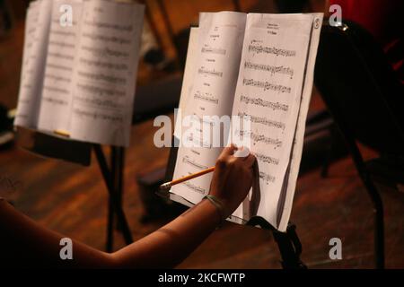 Eine Frau nimmt an der Probe der symphonischen Gala „Schlacht von Carabobo: Sounds of Freedom“ Teil, die von der National Music Company Foundation inmitten der Coronavirus-Pandemie am 09. Juni 2021 in einem Theater im Westen der Stadt Caracas, Venezuela, organisiert wurde. (Foto von Javier Campos/NurPhoto) Stockfoto