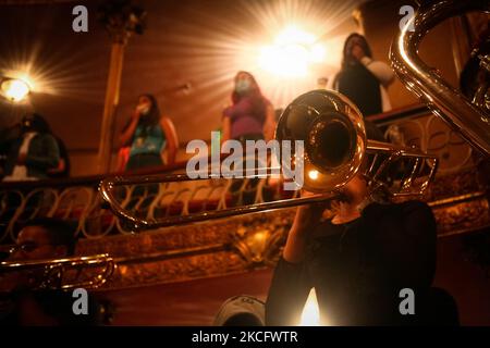 Eine Frau nimmt an der Probe der symphonischen Gala „Schlacht von Carabobo: Sounds of Freedom“ Teil, die von der National Music Company Foundation mitten in der Coronavirus-Pandemie in einem Theater im Westen der Stadt Caracas, Venezuela, am 09. Juni 2021 organisiert wurde (Foto: Javier Campos/NurPhoto) Stockfoto