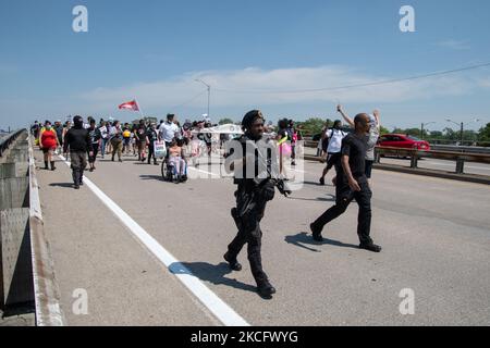 Ein Mitglied der jungen schwarzen Panther-Partei stellt Sicherheitsdetails für den 5.. Juni 2021 bereit Stoppen Sie rassische Profilierung märz entlang 8 Mile Road in Detroit, MI. (Foto von Adam J. Dewey/NurPhoto) Stockfoto