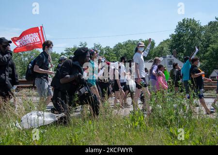 Ein Mitglied der jungen schwarzen Panther-Partei stellt Sicherheitsdetails für den 5.. Juni 2021 bereit Stoppen Sie rassische Profilierung märz entlang 8 Mile Road in Detroit, MI. (Foto von Adam J. Dewey/NurPhoto) Stockfoto