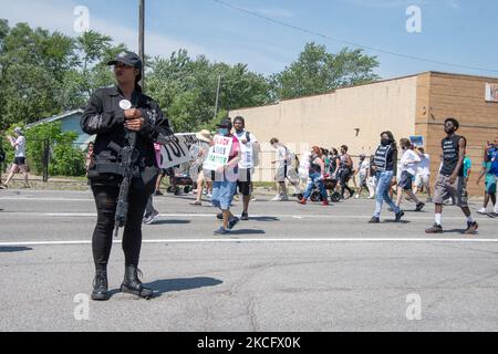 Ein Mitglied von We the Free People stellt Sicherheitsdetails für den 5.. Juni 2021 Stop Racial Profiling march Along 8 Mile Road in Detroit, MI, bereit. (Foto von Adam J. Dewey/NurPhoto) Stockfoto