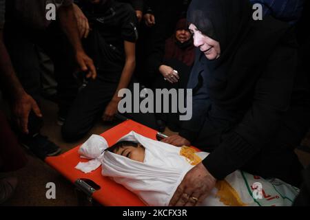 Verwandte des palästinensischen Jungen Obaida Dahdoh, der durch nicht explodierte Geschosse getötet wurde, trauern während seines Begräbnisses in Gaza-Stadt am 10. Juni 2021. (Foto von Majdi Fathi/NurPhoto) Stockfoto
