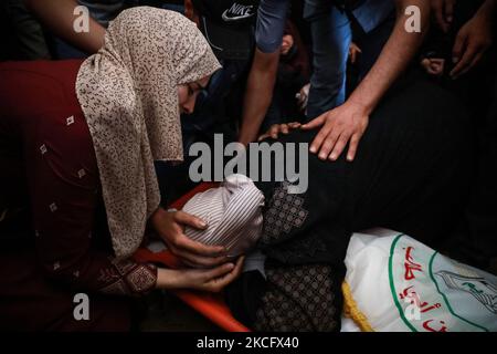 Verwandte des palästinensischen Jungen Obaida Dahdoh, der durch nicht explodierte Geschosse getötet wurde, trauern während seines Begräbnisses in Gaza-Stadt am 10. Juni 2021. (Foto von Majdi Fathi/NurPhoto) Stockfoto
