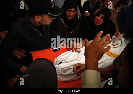 Verwandte des palästinensischen Jungen Obaida Dahdoh, der durch nicht explodierte Geschosse getötet wurde, trauern während seines Begräbnisses in Gaza-Stadt am 10. Juni 2021. (Foto von Majdi Fathi/NurPhoto) Stockfoto