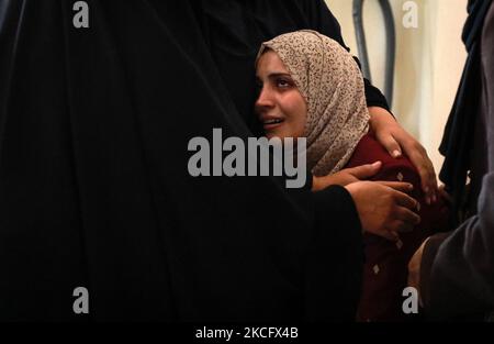 Verwandte des palästinensischen Jungen Obaida Dahdoh, der durch nicht explodierte Geschosse getötet wurde, trauern während seines Begräbnisses in Gaza-Stadt am 10. Juni 2021. (Foto von Majdi Fathi/NurPhoto) Stockfoto