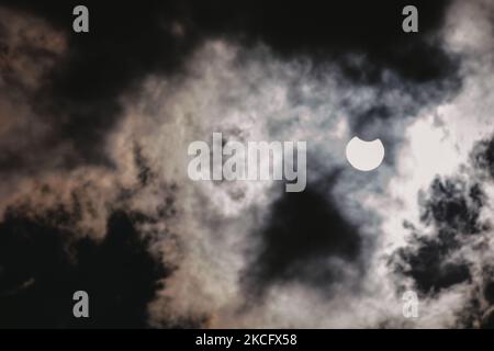 Ein Bild wurde am 10. Juni 2021 in Köln aufgenommen, da eine partielle Sonnenfinsternis sichtbar ist (Foto: Ying Tang/NurPhoto) Stockfoto