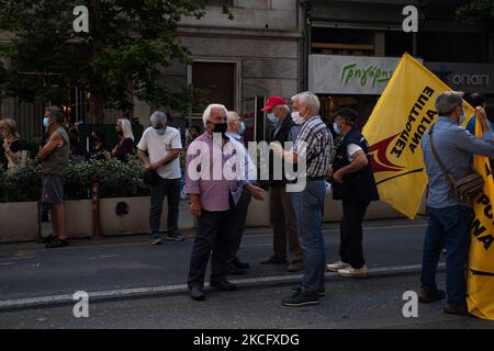 Eine Gruppe von Senioren, die an der Demonstration in Athen, Griechenland, am 10. Juni 2021 teilnahmen. Tausende von Demonstranten gingen während des Streiks auf die Straßen Athens, der gegen das neue Gesetz der Regierung, das im Zuge anderer Reformen ein 10-Stunden-Arbeitstag-Programm ohne zusätzliches Einkommen einführt, ausgerufen wurde. (Foto: Maria Chourdari/NurPhoto) Stockfoto