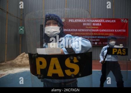 Am 10. Juni 2021 führen eine Reihe von Gefängniswärterinnen im IIA-Frauengefängnis (Penitentiary) Pondok Bambu, East Jakarta, Indonesien, eine Ausbildung zur Simulation und zur Aufstandskontrolle durch. Die Übung steht im Zusammenhang mit zunehmender Wachsamkeit und Sicherheit in Gefängnissen, wenn es darum geht, Aufstände oder Unruhen zu kontrollieren, da das Leben von Insassen sehr anfällig für Aufruhr in Gefängnissen ist. (Foto von Dasril Roszandi/NurPhoto) Stockfoto