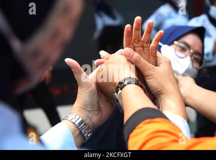 Am 10. Juni 2021 führen eine Reihe von Gefängniswärterinnen im IIA-Frauengefängnis (Penitentiary) Pondok Bambu, East Jakarta, Indonesien, eine Ausbildung zur Simulation und zur Aufstandskontrolle durch. Die Übung steht im Zusammenhang mit zunehmender Wachsamkeit und Sicherheit in Gefängnissen, wenn es darum geht, Aufstände oder Unruhen zu kontrollieren, da das Leben von Insassen sehr anfällig für Aufruhr in Gefängnissen ist. (Foto von Dasril Roszandi/NurPhoto) Stockfoto