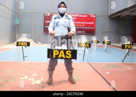 Am 10. Juni 2021 führen eine Reihe von Gefängniswärterinnen im IIA-Frauengefängnis (Penitentiary) Pondok Bambu, East Jakarta, Indonesien, eine Ausbildung zur Simulation und zur Aufstandskontrolle durch. Die Übung steht im Zusammenhang mit zunehmender Wachsamkeit und Sicherheit in Gefängnissen, wenn es darum geht, Aufstände oder Unruhen zu kontrollieren, da das Leben von Insassen sehr anfällig für Aufruhr in Gefängnissen ist. (Foto von Dasril Roszandi/NurPhoto) Stockfoto