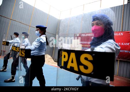 Am 10. Juni 2021 führen eine Reihe von Gefängniswärterinnen im IIA-Frauengefängnis (Penitentiary) Pondok Bambu, East Jakarta, Indonesien, eine Ausbildung zur Simulation und zur Aufstandskontrolle durch. Die Übung steht im Zusammenhang mit zunehmender Wachsamkeit und Sicherheit in Gefängnissen, wenn es darum geht, Aufstände oder Unruhen zu kontrollieren, da das Leben von Insassen sehr anfällig für Aufruhr in Gefängnissen ist. (Foto von Dasril Roszandi/NurPhoto) Stockfoto