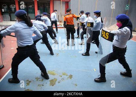 Am 10. Juni 2021 führen eine Reihe von Gefängniswärterinnen im IIA-Frauengefängnis (Penitentiary) Pondok Bambu, East Jakarta, Indonesien, eine Ausbildung zur Simulation und zur Aufstandskontrolle durch. Die Übung steht im Zusammenhang mit zunehmender Wachsamkeit und Sicherheit in Gefängnissen, wenn es darum geht, Aufstände oder Unruhen zu kontrollieren, da das Leben von Insassen sehr anfällig für Aufruhr in Gefängnissen ist. (Foto von Dasril Roszandi/NurPhoto) Stockfoto