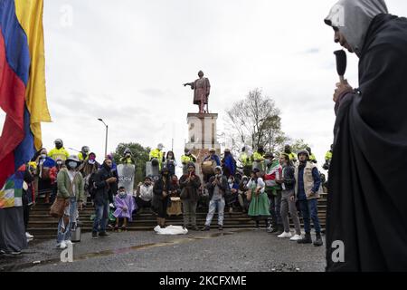 Misak-Indigene stehen vor Polizeibeamten, als sie am 09. Juni 2021 in Bogota, Kolumbien, neben der Statue der spanischen Königin Isabel protestiert. Ein weiterer Tag der Proteste in Bogota, Kolumbien, heute in Begleitung der indigenen Misak, die vorgaben, die Statue von "Isabel der katholikin" und Cristobal Colon Eroberer von Amerika niederzubringen. (Foto von David Rodriguez/NurPhoto) Stockfoto