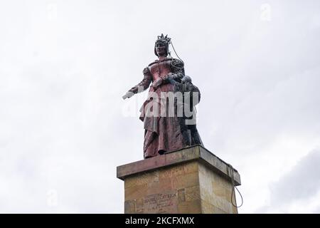 Misak-Indigene stehen vor Polizeibeamten, als sie am 09. Juni 2021 in Bogota, Kolumbien, neben der Statue der spanischen Königin Isabel protestiert. Ein weiterer Tag der Proteste in Bogota, Kolumbien, heute in Begleitung der indigenen Misak, die vorgaben, die Statue von "Isabel der katholikin" und Cristobal Colon Eroberer von Amerika niederzubringen. (Foto von David Rodriguez/NurPhoto) Stockfoto