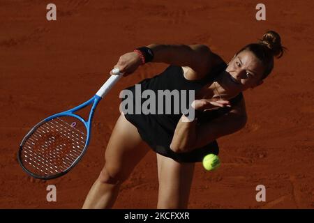 Die Griechin Maria Sakkari gibt am 12. Tag des französischen Tennisturniers Roland Garros 2021 in Paris, Frankreich, den Ball an die tschechische Barbora Krejcikova zurück, während ihres Halbfinalmatches im Einzel der Frauen am 10. Juni 2021. (Foto von Mehdi Taamallah/NurPhoto) Stockfoto