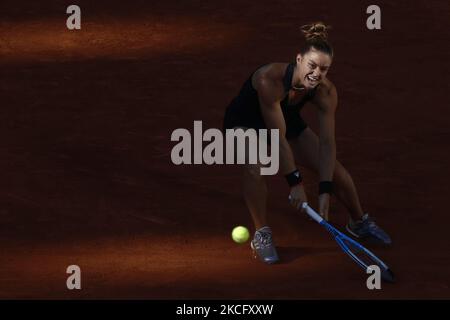 Die Griechin Maria Sakkari gibt am 12. Tag des französischen Tennisturniers Roland Garros 2021 in Paris, Frankreich, den Ball an die tschechische Barbora Krejcikova zurück, während ihres Halbfinalmatches im Einzel der Frauen am 10. Juni 2021. (Foto von Mehdi Taamallah/NurPhoto) Stockfoto