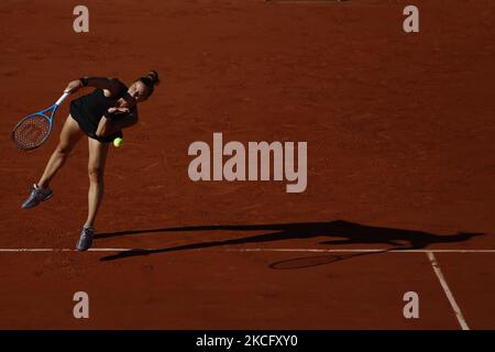 Die Griechin Maria Sakkari gibt am 12. Tag des französischen Tennisturniers Roland Garros 2021 in Paris, Frankreich, den Ball an die tschechische Barbora Krejcikova zurück, während ihres Halbfinalmatches im Einzel der Frauen am 10. Juni 2021. (Foto von Mehdi Taamallah/NurPhoto) Stockfoto