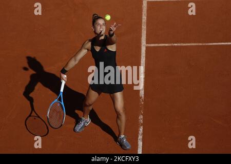 Die Griechin Maria Sakkari gibt am 12. Tag des französischen Tennisturniers Roland Garros 2021 in Paris, Frankreich, den Ball an die tschechische Barbora Krejcikova zurück, während ihres Halbfinalmatches im Einzel der Frauen am 10. Juni 2021. (Foto von Mehdi Taamallah/NurPhoto) Stockfoto