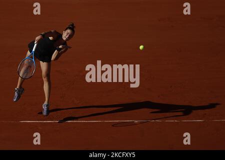 Die Griechin Maria Sakkari gibt am 12. Tag des französischen Tennisturniers Roland Garros 2021 in Paris, Frankreich, den Ball an die tschechische Barbora Krejcikova zurück, während ihres Halbfinalmatches im Einzel der Frauen am 10. Juni 2021. (Foto von Mehdi Taamallah/NurPhoto) Stockfoto