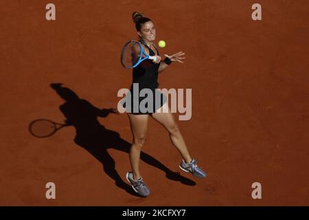 Die Griechin Maria Sakkari gibt am 12. Tag des französischen Tennisturniers Roland Garros 2021 in Paris, Frankreich, den Ball an die tschechische Barbora Krejcikova zurück, während ihres Halbfinalmatches im Einzel der Frauen am 10. Juni 2021. (Foto von Mehdi Taamallah/NurPhoto) Stockfoto