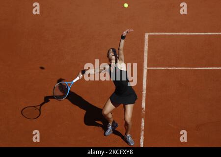 Die Griechin Maria Sakkari gibt am 12. Tag des französischen Tennisturniers Roland Garros 2021 in Paris, Frankreich, den Ball an die tschechische Barbora Krejcikova zurück, während ihres Halbfinalmatches im Einzel der Frauen am 10. Juni 2021. (Foto von Mehdi Taamallah/NurPhoto) Stockfoto