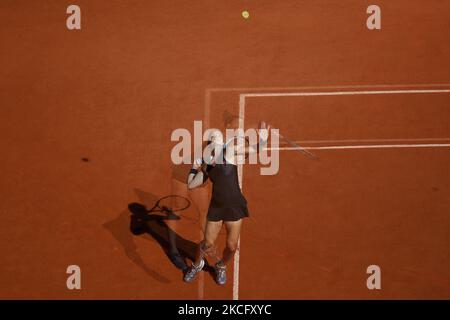 Die Griechin Maria Sakkari gibt am 12. Tag des französischen Tennisturniers Roland Garros 2021 in Paris, Frankreich, den Ball an die tschechische Barbora Krejcikova zurück, während ihres Halbfinalmatches im Einzel der Frauen am 10. Juni 2021. (Foto von Mehdi Taamallah/NurPhoto) Stockfoto