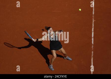 Die Griechin Maria Sakkari gibt am 12. Tag des französischen Tennisturniers Roland Garros 2021 in Paris, Frankreich, den Ball an die tschechische Barbora Krejcikova zurück, während ihres Halbfinalmatches im Einzel der Frauen am 10. Juni 2021. (Foto von Mehdi Taamallah/NurPhoto) Stockfoto