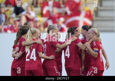 Das dänische Team feiert am 10. Juni 2021 beim Freundschaftsspiel zwischen Dänemark und Australien im Horsens Stadium, Horsens, Dänemark, das zweite Tor von Rikke Læntver Sevecke. (Foto von Ulrik Pedersen/NurPhoto) Stockfoto