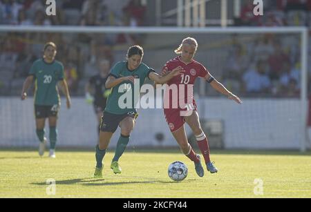 Dänemarks Pernille Harder und Australiens Kyra Cooney-Cross während des Freundschaftsspiel zwischen Dänemark und Australien im Horsens Stadium, Horsens, Dänemark am 10. Juni 2021. (Foto von Ulrik Pedersen/NurPhoto) Stockfoto