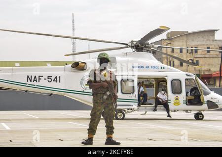 Ein Mann der nigerianischen Armee wacht über einen Hubschrauber Präsident Buhari kam am 10. Juni 2021 am Bahnhof Mobolaji Johnson in Ebutemeta, Lagos, Nigeria, herein. Präsident Muhammadu Buhari besuchte am Donnerstag Lagos zur Einweihung des 157 Kilometer langen Standardbahnprojekts Lagos-Ibadan am Bahnhof Mobolaji Johnson in Ebute Metta. Die Bauarbeiten begannen im März 2017 und die Testarbeiten begannen im Dezember 2020. Der Bahnhof Ebute Metta, bekannt als Mobolaji Johnson Station, ist der größte Bahnhof in Westafrika mit einer Haltekapazität von 6000 Passeng Stockfoto