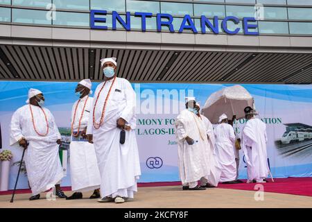 Mitglieder der traditionellen Chefs von Lagos, die am 10. Juni 2021 am Veranstaltungsort des neu in Betrieb genommenen Bahnhofs Mobolaji Johnson in Ebutemeta, Lagos, Nigeria, eintrafen. Präsident Muhammadu Buhari besuchte am Donnerstag Lagos zur Einweihung des 157 Kilometer langen Standardbahnprojekts Lagos-Ibadan am Bahnhof Mobolaji Johnson in Ebute Metta. Die Bauarbeiten begannen im März 2017 und die Testarbeiten begannen im Dezember 2020. Der Bahnhof Ebute Metta, bekannt als Mobolaji Johnson Station, ist der größte Bahnhof in Westafrika mit einer Kapazität von 6000 Passagieren Stockfoto