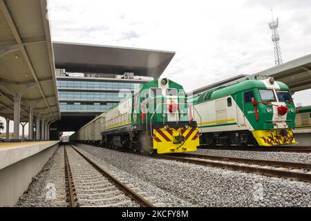 Eine neu in Betrieb genommene nigerianische Eisenbahn wird am 10. Juni 2021 vom Bahnhof Mobolaji Johnson in Ebutemeta, Lagos, Nigeria, aus gesehen. Präsident Muhammadu Buhari besuchte am Donnerstag Lagos zur Einweihung des 157 Kilometer langen Standardbahnprojekts Lagos-Ibadan am Bahnhof Mobolaji Johnson in Ebute Metta. Die Bauarbeiten begannen im März 2017 und die Testarbeiten begannen im Dezember 2020. Der Bahnhof Ebute Metta, bekannt als Mobolaji Johnson Station, ist der größte Bahnhof in Westafrika mit einer Haltekapazität von 6000 Passagieren, Eine Erklärung des Präzedenzhelfer ''' Stockfoto