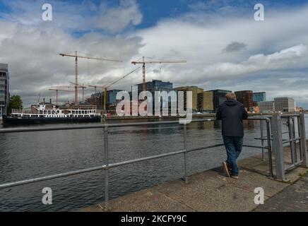 Blick auf eine Baustelle des Salesforce Tower Dublin, neben dem Gebäude des neuen Hauptquartiers der Zentralbank in den Dublins Docklands. . Am Donnerstag, den 10. Juni 2021, in Dublin, Irland. (Foto von Artur Widak/NurPhoto) Stockfoto