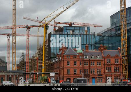 Blick auf eine Baustelle des Salesforce Tower Dublin, neben dem Gebäude des neuen Hauptquartiers der Zentralbank in den Dublins Docklands. . Am Donnerstag, den 10. Juni 2021, in Dublin, Irland. (Foto von Artur Widak/NurPhoto) Stockfoto