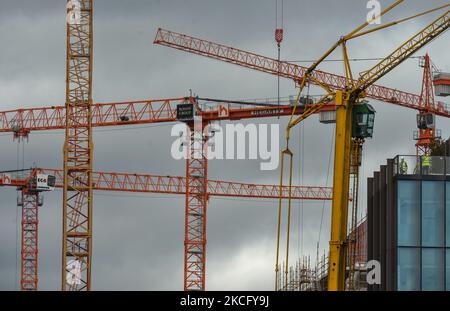 Blick auf einen Baukräne über der Baustelle des Salesforce Tower Dublin in den Docklands von Dublin. . Am Donnerstag, den 10. Juni 2021, in Dublin, Irland. (Foto von Artur Widak/NurPhoto) Stockfoto