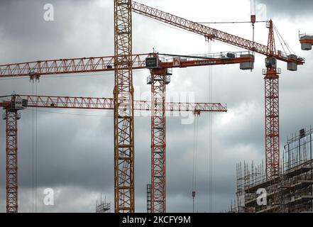 Blick auf einen Baukräne über der Baustelle des Salesforce Tower Dublin in den Docklands von Dublin. . Am Donnerstag, den 10. Juni 2021, in Dublin, Irland. (Foto von Artur Widak/NurPhoto) Stockfoto