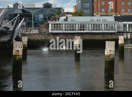 Junge Jungen springen von einem Dach eines Gebäudes in den Liffey River in Dublin. Am Donnerstag, den 10. Juni 2021, in Dublin, Irland. (Foto von Artur Widak/NurPhoto) Stockfoto