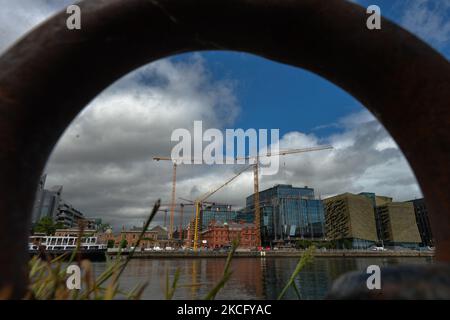 Blick auf eine Baustelle des Salesforce Tower Dublin, neben dem Gebäude des neuen Hauptquartiers der Zentralbank in den Dublins Docklands. . Am Donnerstag, den 10. Juni 2021, in Dublin, Irland. (Foto von Artur Widak/NurPhoto) Stockfoto