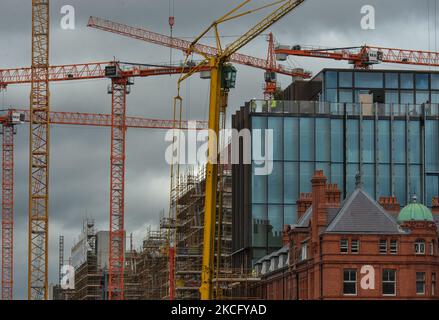 Blick auf einen Baukräne über der Baustelle des Salesforce Tower Dublin in den Docklands von Dublin. . Am Donnerstag, den 10. Juni 2021, in Dublin, Irland. (Foto von Artur Widak/NurPhoto) Stockfoto