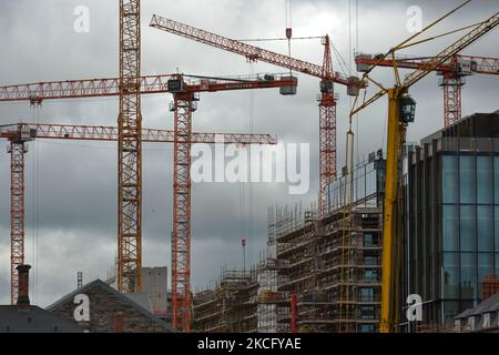 Blick auf einen Baukräne über der Baustelle des Salesforce Tower Dublin in den Docklands von Dublin. . Am Donnerstag, den 10. Juni 2021, in Dublin, Irland. (Foto von Artur Widak/NurPhoto) Stockfoto