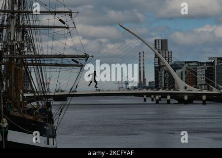 Ein junger Mann springt vom Schiff Jeanie Johnston in den Liffey River in Dublin. Am Donnerstag, den 10. Juni 2021, in Dublin, Irland. (Foto von Artur Widak/NurPhoto) Stockfoto