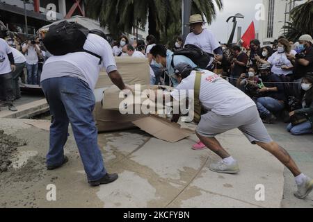 Mitglieder des Comité 68 und verschiedene soziale Organisationen haben an der Avenida Júarez in Mexiko-Stadt ein Anti-Monument eingerichtet, um des 50.. Jahrestages der Halconazo zu gedenken und Gerechtigkeit für den Tag zu fordern, an dem Polizei und Militär mehr als 100 Studenten der Nationalen Autonomen Universität von Mexiko massakrierten Und dem Nationalen Polytechnischen Institut. (Foto von Gerardo Vieyra/NurPhoto) Stockfoto