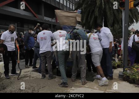 Mitglieder des Comité 68 und verschiedene soziale Organisationen haben an der Avenida Júarez in Mexiko-Stadt ein Anti-Monument eingerichtet, um des 50.. Jahrestages der Halconazo zu gedenken und Gerechtigkeit für den Tag zu fordern, an dem Polizei und Militär mehr als 100 Studenten der Nationalen Autonomen Universität von Mexiko massakrierten Und dem Nationalen Polytechnischen Institut. (Foto von Gerardo Vieyra/NurPhoto) Stockfoto