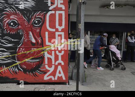 Bildliche Intervention auf Calzada México-Tacuba, Mitglieder des Comité 68 und verschiedene soziale Organisationen marschierten in Mexiko-Stadt, um des 50.. Jahrestages der Halconazo zu gedenken und Gerechtigkeit für den Tag zu fordern, an dem Polizei und Militär mehr als 100 Studenten der Universidad Nacional Autónoma de México und des Instituto Politécnico Nacional massakrierten. (Foto von Gerardo Vieyra/NurPhoto) Stockfoto